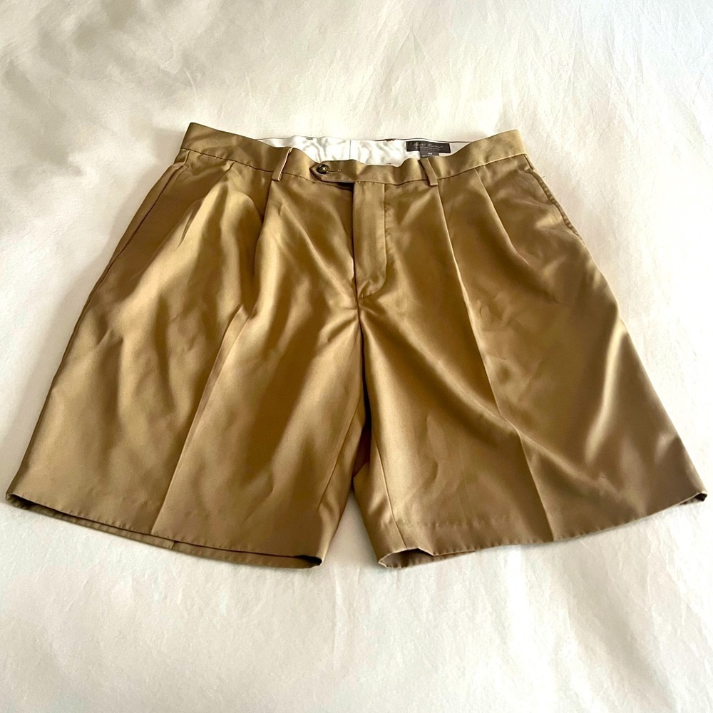 Men’s khaki shorts